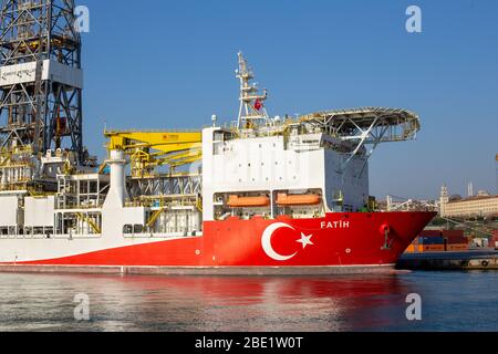10 avril 2020: Le navire de forage, d'une longueur de 229 mètres et de 51 mille 283 tonnage brut, est arrivé à Istanbul le jeudi 9 avril et amarré au port de Haydarpasa le 10 avril. Après le processus d'abréviation de mât au port de Haydarpasa, il sera ouvert à la mer Noire en passant sous le pont des Martyrs du 15 juillet pour participer aux activités de forage en mer Noire. Le premier navire de forage de la Turquie, qui a été nommé d'après le conquérant ottoman Fatih Sultan Mehmet d'Istanbul, est mis à la voile vers la mer Noire où les travaux de forage ont été suspendus depuis longtemps. Le navire, qui est u Banque D'Images
