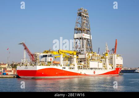 10 avril 2020: Le navire de forage, d'une longueur de 229 mètres et de 51 mille 283 tonnage brut, est arrivé à Istanbul le jeudi 9 avril et amarré au port de Haydarpasa le 10 avril. Après le processus d'abréviation de mât au port de Haydarpasa, il sera ouvert à la mer Noire en passant sous le pont des Martyrs du 15 juillet pour participer aux activités de forage en mer Noire. Le premier navire de forage de la Turquie, qui a été nommé d'après le conquérant ottoman Fatih Sultan Mehmet d'Istanbul, est mis à la voile vers la mer Noire où les travaux de forage ont été suspendus depuis longtemps. Le navire, qui est u Banque D'Images