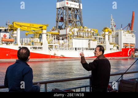 10 avril 2020: Le navire de forage, d'une longueur de 229 mètres et de 51 mille 283 tonnage brut, est arrivé à Istanbul le jeudi 9 avril et amarré au port de Haydarpasa le 10 avril. Après le processus d'abréviation de mât au port de Haydarpasa, il sera ouvert à la mer Noire en passant sous le pont des Martyrs du 15 juillet pour participer aux activités de forage en mer Noire. Le premier navire de forage de la Turquie, qui a été nommé d'après le conquérant ottoman Fatih Sultan Mehmet d'Istanbul, est mis à la voile vers la mer Noire où les travaux de forage ont été suspendus depuis longtemps. Le navire, qui est u Banque D'Images