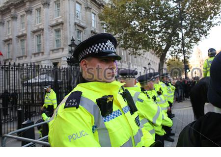 Une ligne d'officiers de police à Downing Street forme un obstacle contre une manifestation pro-Brexit à Londres alors que la journée de sortie s'approche. Banque D'Images