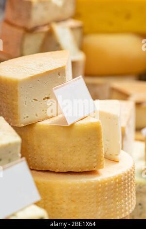 Fromage fermier sur un comptoir de marché Banque D'Images