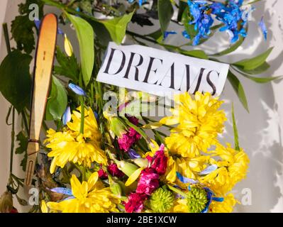 Concept de créativité - gros plans macro de fleurs de printemps flottant et immergé dans l'eau artistique de la série Oh Well Dreams Banque D'Images