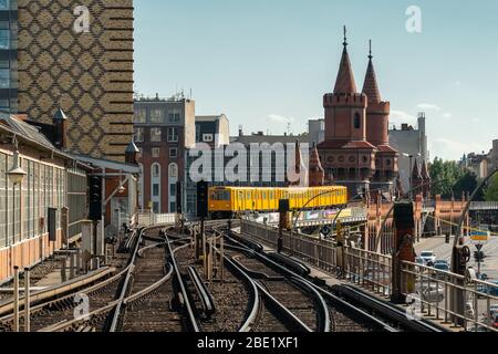 Train sur le pont Oberbaum à Berlin, Allemagne. Banque D'Images