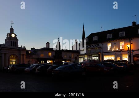 La place du marché la nuit, la ville de Saffron Walden, Essex, Angleterre Banque D'Images