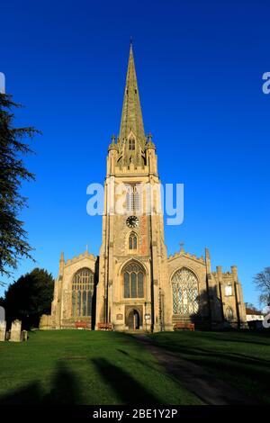 Vue sur l'église paroissiale St Marys, la ville de Saffron Walden, Essex, Angleterre, Royaume-Uni Banque D'Images