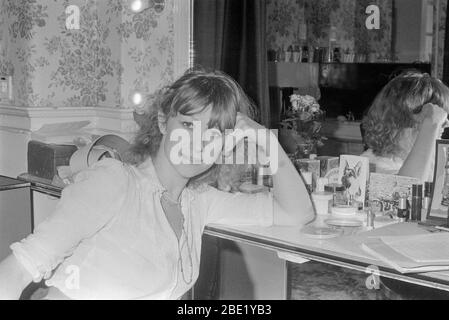 Dee Helen Mirren dans son dressing, dans un théâtre de Londres, souriant pour la caméra, le 1 juin 1976. Banque D'Images