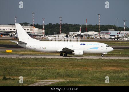 EI-STJ ASL Airlines Ireland Boeing 737-490(SF), prêt pour le décollage. À Malpensa (MXP / LIMC), Milan, Italie Banque D'Images