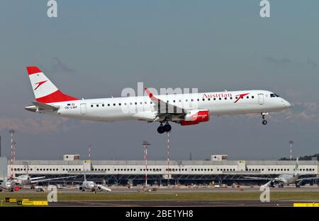 OE-LWF Austrian Airlines Embraer ERJ-195 LR (Embraer 190-195) à Malpensa (MXP / LIMC), Milan, Italie Banque D'Images