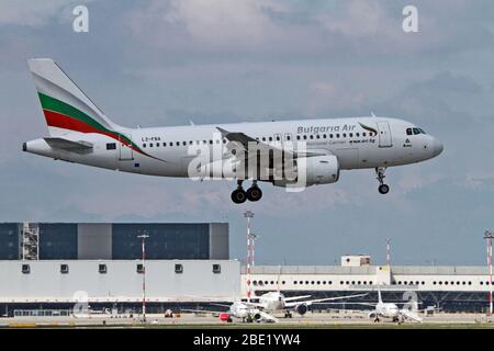 LZ-Expédié par Amazon Bulgarie Air Airbus A 319 à Milan - Malpensa (MXP / LIMC) Italie Banque D'Images