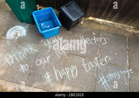 Twickenham, Londres, Royaume-Uni. 11 avril 2020. Une famille réfléchie vous remercie - dans un message public écrit sur le pavé - d'avoir travaillé à travers la pandémie de Coronavirus COVID-19 de 2020. Crédit: David Gee/Alay Live News Banque D'Images