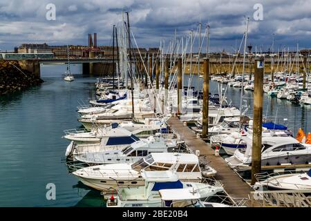 Saint-Malo, Bretagne, France - 31 mai 2018 : Yachts à marée basse sur une marina de bateaux à Saint-Malo, Bretagne, France Banque D'Images