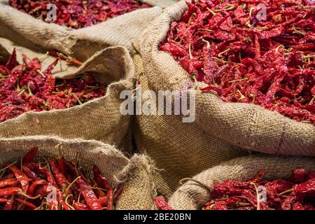 Piments rouges séchés en sachets à vendre sur le marché Banque D'Images