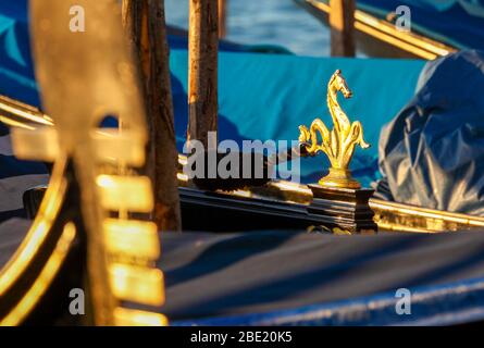 I-Venedig: Bugeisen (Ferro) und Gondelschmuck einer Gondel im Sonnenaufgang Banque D'Images