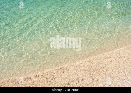 Belle plage vide à la mer Adriatique en Croatie. Banque D'Images