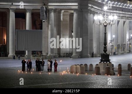 Vatican, Rome, Italie. 10 avril 2020. Le pape François assiste à la via Crucis (chemin de la Croix) célébrée pour la première fois sur la place vide de Saint-Pierre lors de l'urgence de Coronavirus dans la Cité du Vatican. (Photo de Davide Fracassi/Pacific Press) crédit: Agence de presse du Pacifique/Alay Live News Banque D'Images