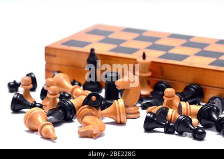 Tableau d'échecs en bois vintage et figurines isolées sur blanc Banque D'Images