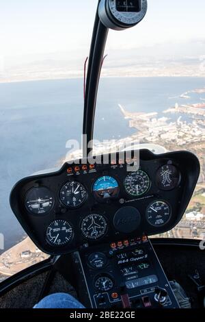 Le Cap, Afrique du Sud. Avril 2020. Le tableau de bord d'un hélicoptère Robinson R-44 en vol. Banque D'Images