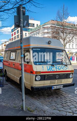 Épidémie de Berlin, Mitte, COVID-19. Ambulance de croix rouge avec inscription de héros pendant la pandémie de Coronavirus Banque D'Images