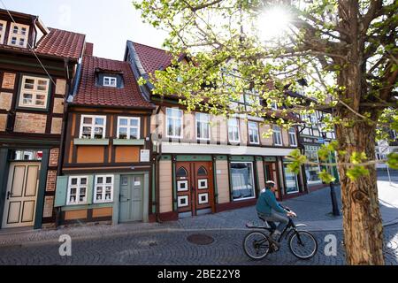 Wernigerode, Allemagne. 11 avril 2020. Un homme passe sa bicyclette devant le monument culturel 'la maison la plus belle'. La vie publique en Saxe-Anhalt est fortement affectée par des mesures visant à contenir le coronavirus. Crédit: Swen Pförtner/dpa-Zentralbild/dpa/Alay Live News Banque D'Images