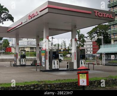 Suva. 11 avril 2020. La photo prise le 11 avril 2020 montre une station-service vide à Suva, Fidji. Fidji a confirmé vendredi un autre cas de la COVID-19, portant le nombre total de ces cas dans le pays à 16. Actuellement, un verrouillage de 14 jours a été imposé à Suva, tandis qu'un couvre-feu national de 20:00 à 5:00 chaque jour a également été mis en œuvre depuis le 30 mars. Crédit: Zhang Yongxing/Xinhua/Alay Live News Banque D'Images