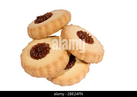 Cuisson de biscuits sucrés avec remplissage sur fond blanc Banque D'Images