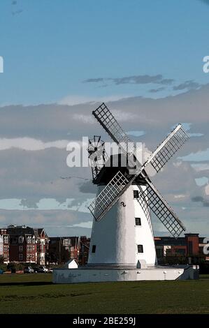 Partout au Royaume-Uni - un effet poster ajouté au célèbre Moulin Lytham sur la côte du Lancashire Banque D'Images