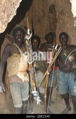 Les hommes d'Hadza préparent des flèches avant une expédition de chasse photographiée au lac Eyasi, en Tanzanie Banque D'Images