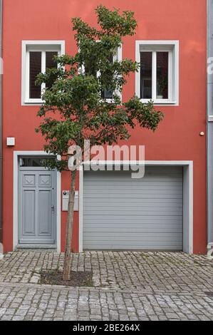 Façade d'une maison magnifiquement rénovée avec un style moderne Banque D'Images