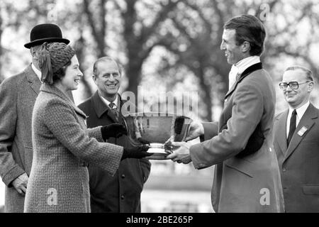 Photo du dossier datée du 12/04/1981 du prince Philip, duc d'Édimbourg (au centre), regarde la reine et leur gendre, le capitaine Mark Phillips, lors de la cérémonie de présentation après que Phillips ait remporté les épreuves de badminton pour la quatrième fois Banque D'Images