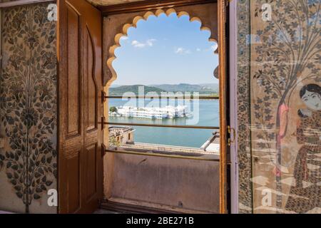 Vue depuis le Palais de la ville d'Udaipur sur l'hôtel Taj Lake Palace Banque D'Images