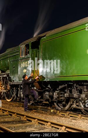 Scène nocturne d'un conducteur qui monte dans la cabine de l'A3 Pacific 60103 Flying Scotsman Banque D'Images