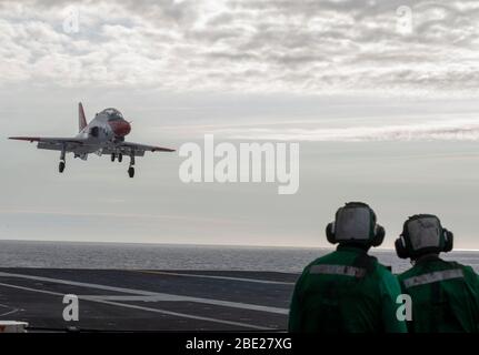 Un T-45 C Goshawk, affecté à l'escadre de l'air d'entraînement (TAW) 1, approche du pont de vol USS Gerald R. Ford (CVN 78) le 8 avril 2020. Ford est en cours dans l'océan Atlantique, en menant des qualifications de transporteur. (ÉTATS-UNIS Photo marine par Mass Communication Specialist Seaman Apprentice Conner Foy) Banque D'Images