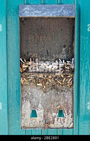 Une corbeille à cigarettes ouverte dans Union Street, Swansea, Pays de Galles, Royaume-Uni. Jeudi 26 mars 2020 Banque D'Images