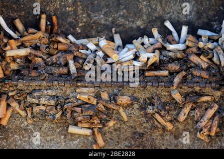 Une corbeille à cigarettes ouverte dans Union Street, Swansea, Pays de Galles, Royaume-Uni. Jeudi 26 mars 2020 Banque D'Images