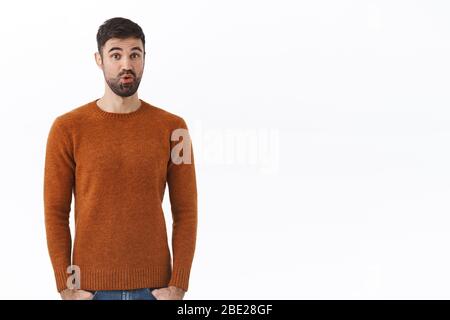Portrait d'un homme barbu caucasien impressionné et surpris, par exemple, se lasser, se replie sur les lèvres amused, soulevant les sourcils en incrédulité et en étonnement, ne peut pas croire les siens Banque D'Images