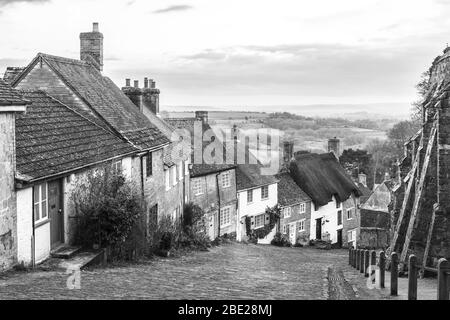 Gold Hill, Shaftesbury, Royaume-Uni, image noire et blanche de la colline escarpée et rue pavée avec de jolis cottages dans une image intemporelle Banque D'Images