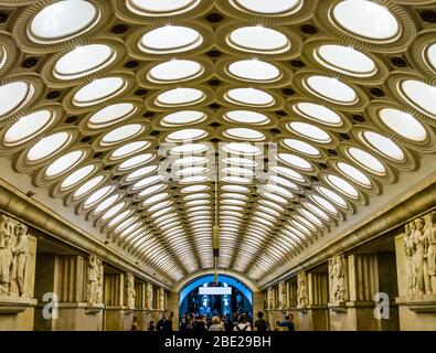 Superbe hall de la station de métro Elektrozavodskaya à Moscou, Russie Banque D'Images