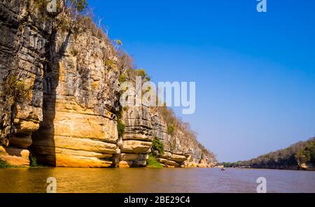 Vue impressionnante sur la rivière Manambolo avec des formations de pierre spectaculaires reflétées sur l'eau, Tsingy de Bemaraha strict réserve naturelle, Madagascar Banque D'Images