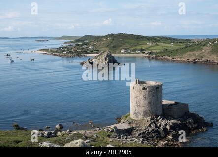 Le château de Cromwell sur l'île de Tresco, donnant sur Bryher, Iles de Scilly Banque D'Images
