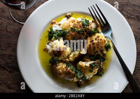 Chou-fleur au bois au Bell Inn, Langford, Gloucestershire Banque D'Images