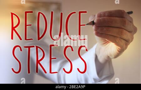 Texte des mots écrits par la main du médecin réduire le stress, concept médical Banque D'Images