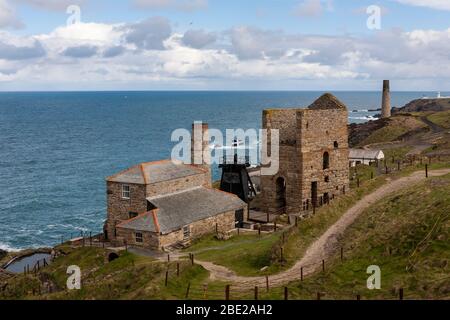 Les maisons de pompage et de faisceaux, Levant Mine, site classé au patrimoine mondial de l'UNESCO, Penwith Peninsula, Cornwall, Royaume-Uni Banque D'Images