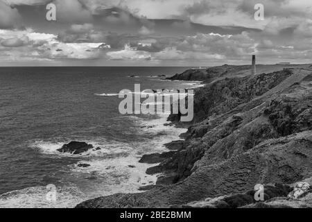 La côte nord de Cornish, près de la mine Levant, site classé au patrimoine mondial de l'UNESCO, péninsule de Penwith, Cornwall, Royaume-Uni. Version noir et blanc Banque D'Images