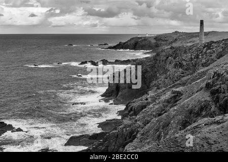 La côte nord de Cornish, près de la mine Levant, site classé au patrimoine mondial de l'UNESCO, péninsule de Penwith, Cornwall, Royaume-Uni. Version noir et blanc Banque D'Images