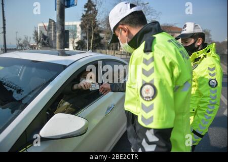 Istanbul, Turquie. 11 avril 2020. La police inspecte les véhicules pendant un couvre-feu de deux jours à Istanbul, Turquie, 11 avril 2020. Le total des cas confirmés de COVID-19 en Turquie a grimpé à 47 029, avec 4 747 nouveaux patients signalés au cours des dernières 24 heures, a déclaré vendredi le ministre turc de la Santé Fahretin Koca. La Turquie a déclaré un couvre-feu de deux jours pour le week-end dans 31 villes visant à contenir l'augmentation des nouveaux cas de coronavirus, selon le Ministère de l'intérieur. Crédit: Mustafa Kaya/Xinhua/Alay Live News Banque D'Images