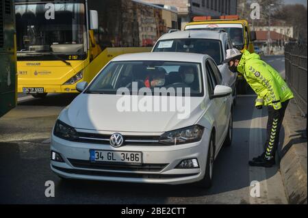 Istanbul, Turquie. 11 avril 2020. Un policier inspecte les véhicules pendant un couvre-feu de deux jours à Istanbul, en Turquie, le 11 avril 2020. Le total des cas confirmés de COVID-19 en Turquie a grimpé à 47 029, avec 4 747 nouveaux patients signalés au cours des dernières 24 heures, a déclaré vendredi le ministre turc de la Santé Fahretin Koca. La Turquie a déclaré un couvre-feu de deux jours pour le week-end dans 31 villes visant à contenir l'augmentation des nouveaux cas de coronavirus, selon le Ministère de l'intérieur. Crédit: Mustafa Kaya/Xinhua/Alay Live News Banque D'Images