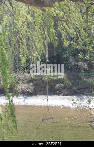 Balancement en bois sur une rivière Banque D'Images