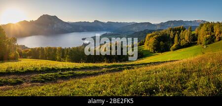 Lac de montagne Alpes Automne paisible avec de l'eau clair transparent et de réflexions. Lever du soleil sur le lac de Traunsee, Fischerweg 20 Altmunster, Schlei, Banque D'Images