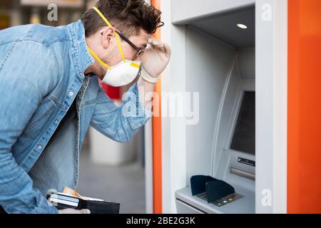 L'homme a horrifié à un guichet automatique, les difficultés financières au moment de la crise de la couronne Banque D'Images