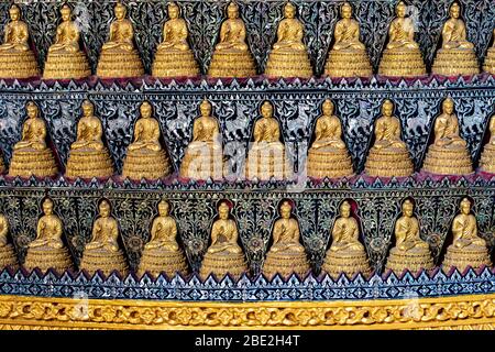 Une ligne de figures de Bouddha doré au temple bouddhiste, wat Samphran, Thaïlande. Banque D'Images